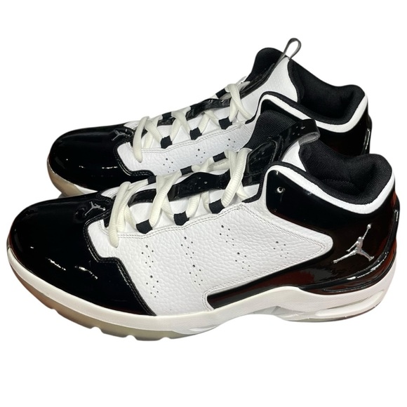 Air Jordan Play in these Q athletic shoes. White/Metallic/Silver-Black. Sz 10.5M main image 7